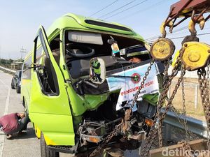 Minibus Rombongan Guru Kecelakaan di Tol Paspro, 1 Orang Tewas 2 Kritis