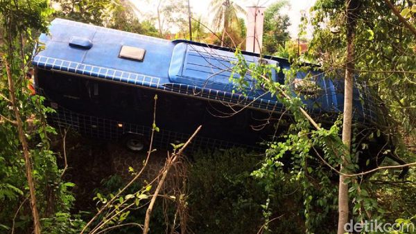 Penampakan Bus Wisata yang Nyungsep di Ciamis