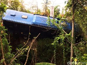 Penampakan Bus Wisata yang Nyungsep di Ciamis