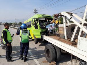 Kecelakaan Minibus Rombongan Guru di Tol Paspro Diduga Karena Sopir Lelah