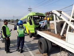 Video: Minibus Rombongan Guru Jember Tabrak Pembatas Tol Paspro