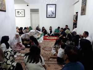 Sesal Nindy Tak Bisa Ada di Akhir-akhir Hidup Sang Ayah Sesal Nindy Tak Bisa Ada di Akhir-akhir Hidup Sang Ayah