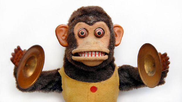 Boneka monyet dengan alat musik simbal