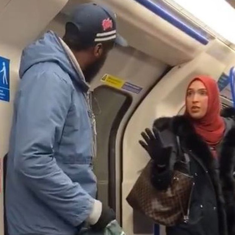 Perempuan Muslim di Inggris Ungkap Alasan Bela Bocah Yahudi yang Dilecehkan Perempuan Muslim di Inggris Ungkap Alasan Bela Bocah Yahudi yang Dilecehkan
