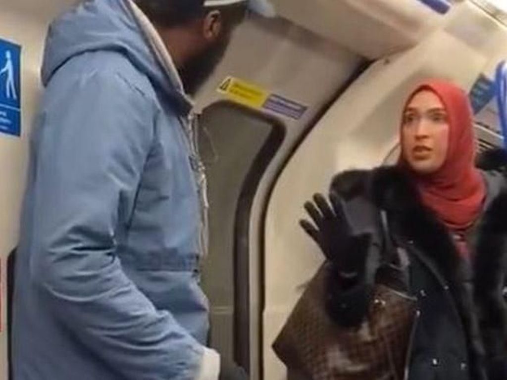 Pujian untuk Hijaber yang Berani Bela Bocah Yahudi Pujian untuk Hijaber yang Berani Bela Bocah Yahudi
