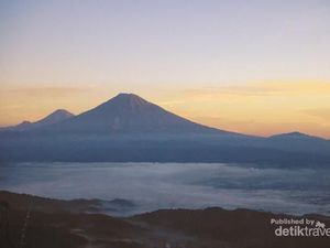 Menikmati Sunrise dan Melihat 4 Gunung dari Puncak Suroloyo Jogja