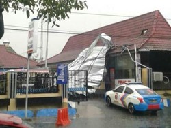 Angin Kencang Rusak Sejumlah Bangunan dan 2 Mobil di Mapolres Ngawi