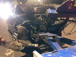 Sedan BMW Ringsek Tabrak Pohon di Taman Mataram, Jaksel