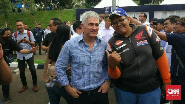 Mick Doohan berfoto bersama suporter Indonesia.