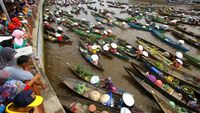 Rekor MURI Pembagian Sayur dan Buah di Sungai Martapura