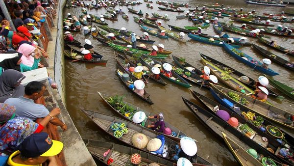 Rekor MURI Pembagian Sayur dan Buah di Sungai Martapura