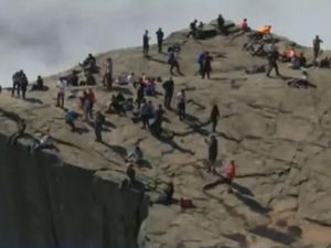 Intip Preikerstolen, Tebing Raksasa Setinggi 604 Meter di Norwegia