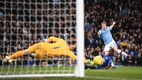 Kevin De Bruyne mencetak satu gol saat City mengalahkan Chelsea 2-1. Pemain Belgia itu begitu on fire, dengan menciptakan 3 peluang dan 3 tembakan saat melawan Chelsea. (Foto: Laurence Griffiths / Getty Images)