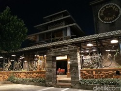 Bekas Papan Iklan Disulap Jadi Wedangan Lawang Djoendjing