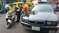BMW Seri 7 Pakai Pelat Jepang, Ditilang Polisi Bandung