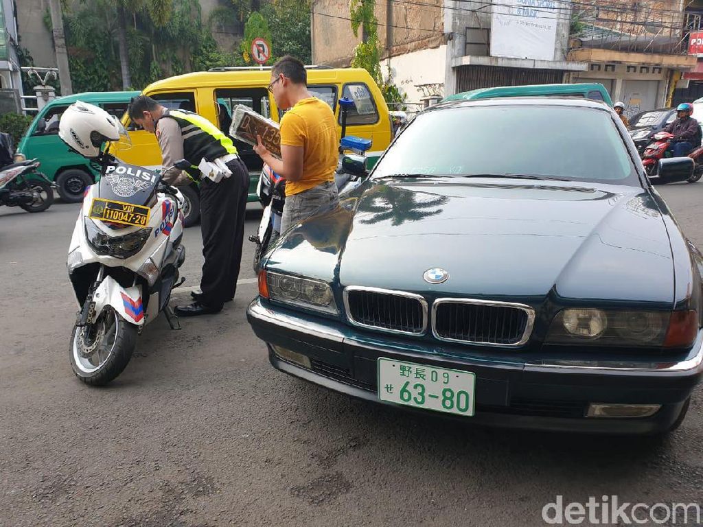 BMW Seri 7 Pakai Pelat Jepang, Ditilang Polisi Bandung
