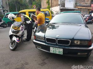 BMW Seri 7 Pakai Pelat Jepang, Ditilang Polisi Bandung BMW Seri 7 Pakai Pelat Jepang, Ditilang Polisi Bandung