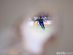 Memasuki pertengahan babak pertama laga berlangsung sengit. Kedua tim saling bertukar serangan.