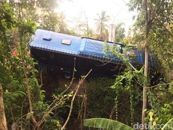 Pulang Wisata, Bus Sarat Penumpang Nyungsep ke Jurang di Ciamis