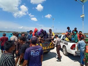 Kapal Tenggelam, 12 Nelayan Lamongan Dievakuasi dari Perairan Masalembu