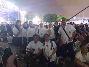 Gerombolan Anak SMP Ikut Asyik Nikmati The 90s Festival Gerombolan Anak SMP Ikut Asyik Nikmati The 90s Festival