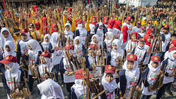 Intip Kemeriahan Hari Angklung Sedunia di Gedung Sate