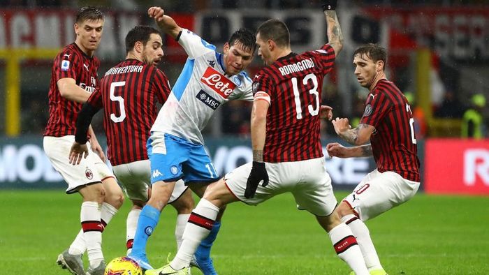 Hirving Lozano berebut bola dengan empat pemain Milan. Foto: Marco Luzzani/Getty Images Hirving Lozano berebut bola dengan empat pemain Milan. Foto: Marco Luzzani/Getty Images