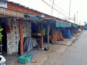 Bakal Direlokasi, Pedagang Pisang Pinggir Rel Pisangan Akan Ngadu ke Anies