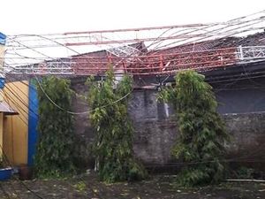 Hujan Es dan Angin Kencang Landa Ngawi, Pemancar Radio 70 Meter Roboh Hujan Es dan Angin Kencang Landa Ngawi, Pemancar Radio 70 Meter Roboh
