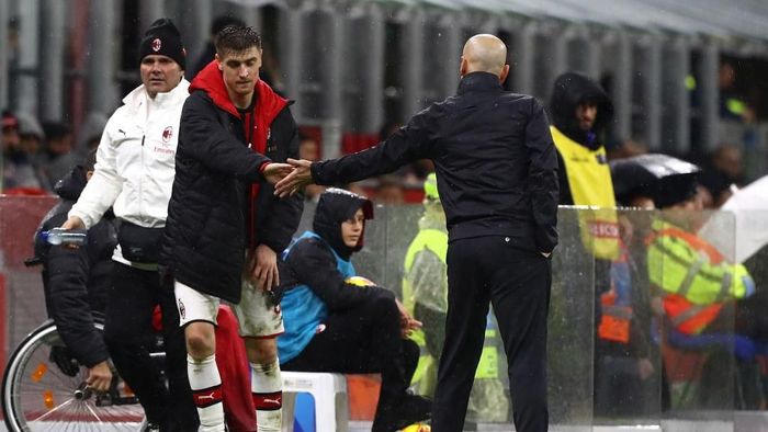 Stefano Pioli membela Krzysztof Piątek yang dicemooh fan AC Milan (Foto: Marco Luzzani/Getty Images) Stefano Pioli membela Krzysztof Piątek yang dicemooh fan AC Milan (Foto: Marco Luzzani/Getty Images)