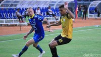 Setelah laga berjalan 15 menit, tim tamu perlahan mampu lepas dari tekanan Maung Bandung. Barito mulai mengancam mengandalkan kecepatan para pemain depannya.