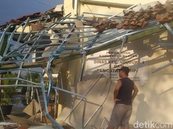 Kantor Disdukcapil Klaten yang Ambruk Dipasangi Garis Polisi