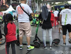 Membandel, Sejumlah Warga Gunakan Skuter Listrik Saat CFD Jakarta