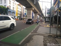 129 Kendaraan Ditilang Terobos Jalur Sepeda di Hari Pertama Penerapan Sanksi