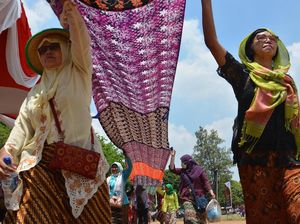 Parade Batik Sepanjang 1.000 Meter Mejeng di Mojokerto