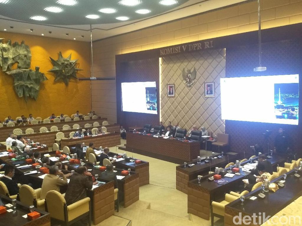 Menhub Paparkan Hasil Investigasi Jatuhnya Lion Air PK-LQP di Raker Komisi V Menhub Paparkan Hasil Investigasi Jatuhnya Lion Air PK-LQP di Raker Komisi V