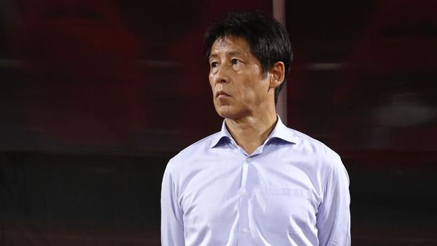 PATHUM THANI, THAILAND - SEPTEMBER 05: Akira Nishino, manager of Thailand, looks on prior to the FIFA World Cup Asian second qualifier match between Thailand and Vietnam at Thammasat Stadium on September 5, 2019 in Pathum Thani, Thailand. (Photo by Pakawich Damrongkiattisak/Getty Images)
