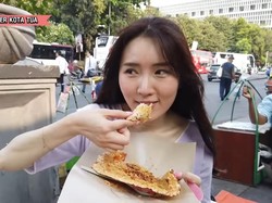 Jalan-jalan ke Kota Tua, YouTuber Korea Ini Cicip Kerak Telor dan Selendang Mayang!
