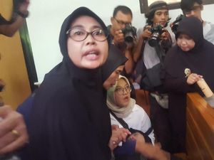 Gugatan Perdata First Travel Kembali Ditunda, Jemaah Pingsan Gugatan Perdata First Travel Kembali Ditunda, Jemaah Pingsan