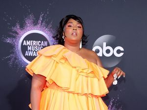 Jawaban Nyeleneh Lizzo soal Isi dalam Tas Super Kecilnya Jawaban Nyeleneh Lizzo soal Isi dalam Tas Super Kecilnya