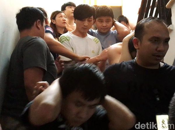 Detik-detik Penangkapan Puluhan WN China di Slipi