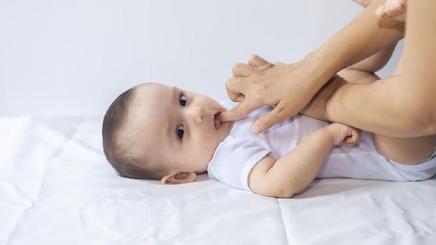 Bahaya Mencium Bibir Bayi  Sebabkan Infeksi dan Tularkan 