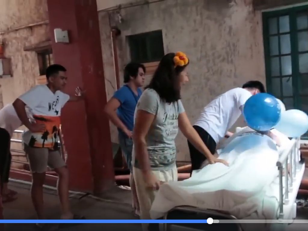 Viral Video Anak Ingin Kasih Kejutan di Hari Ayah, Ternyata Ayahnya Telah Tiada Viral Video Anak Ingin Kasih Kejutan di Hari Ayah, Ternyata Ayahnya Telah Tiada