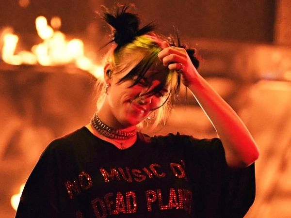 Billie Eilish di AMAs: Baju Anti-Lebah, Bakar Panggung dan Bawa Piala