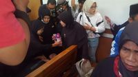 Potret Tangis Emak-emak Warnai Sidang Perdata First Travel