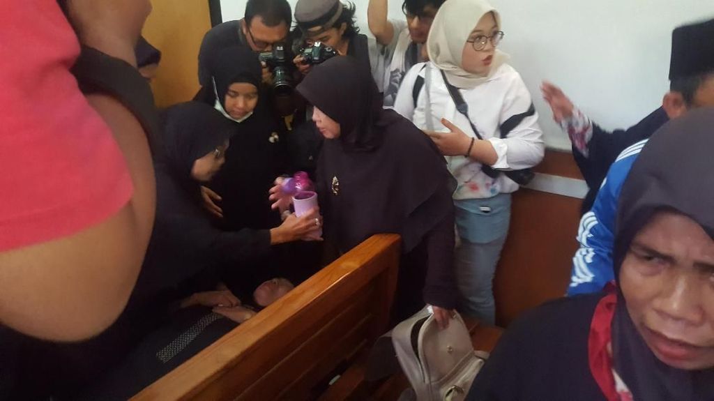 Potret Tangis Emak-emak Warnai Sidang Perdata First Travel Potret Tangis Emak-emak Warnai Sidang Perdata First Travel