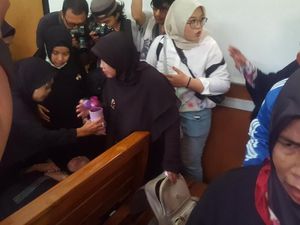 Potret Tangis Emak-emak Warnai Sidang Perdata First Travel