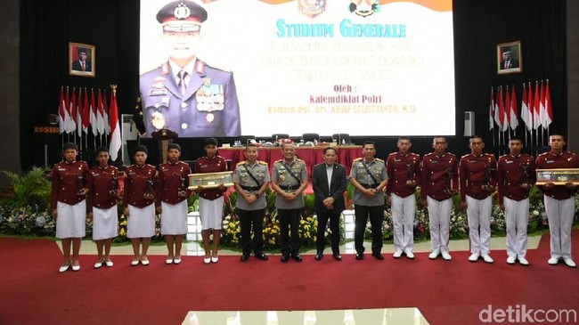 Putra Kapolri dan 9 Taruna Akpol Terbaik Raih Penghargaan dari Kalemdiklat Putra Kapolri dan 9 Taruna Akpol Terbaik Raih Penghargaan dari Kalemdiklat