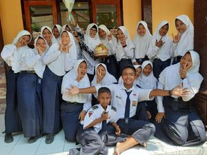 Pelajar di Ponorogo Beri Apresiasi di Hari Guru