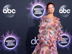 Ikut Demo soal George Floyd, Halsey Kena Peluru Karet Polisi